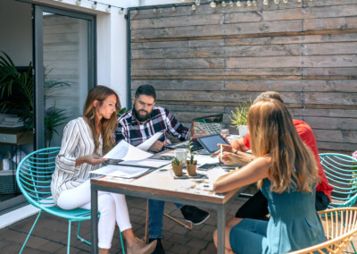 Apres midi entre amis sous une pergola en kit vertu