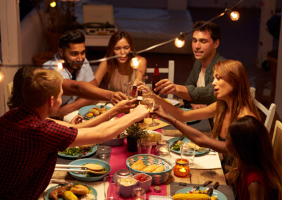 Une soirée entre amis sous une pergola en kit Vertu®