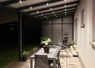 une pergola Vertu avec de l'éclairage