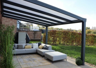 Un salon de jardin sous une pergola en kit vertu