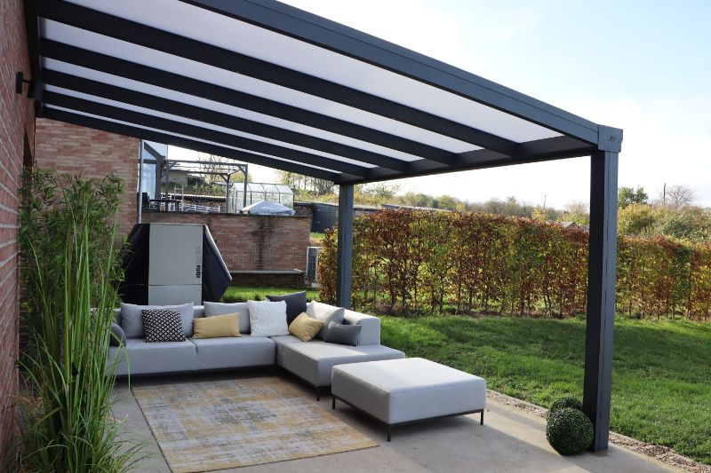 Quelles sont les erreurs à éviter lors du nettoyage d’une pergola en aluminium ?