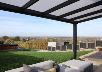 Un salon de jardin sous une pergola