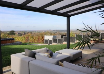 Un salon de jardin sous une pergola