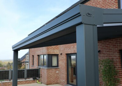 une pergola en kit vertu avec des moulures comme finition