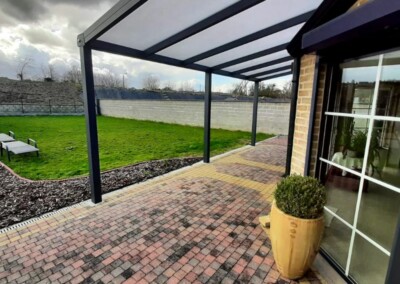 Aménagement d'une terrasse avec une pergola et des plantes en france