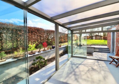 Aménagement d'une terrasse avec une pergola et des plantes en belgique