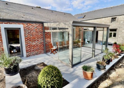 Aménagement d'une terrasse avec une pergola et des plantes en belgique