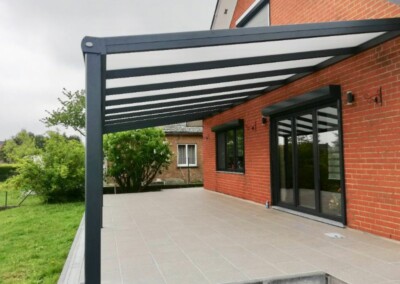 Pergola en kit sur une terrasse en Belgique