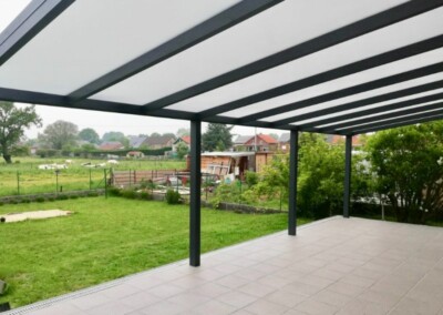 Pergola en kit dans un jardin