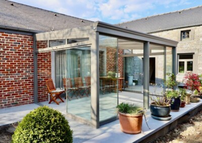 Aménagement d'une terrasse avec une pergola et des plantes