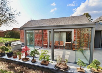 Aménagement d'une terrasse avec une pergola en kit et des bonzai