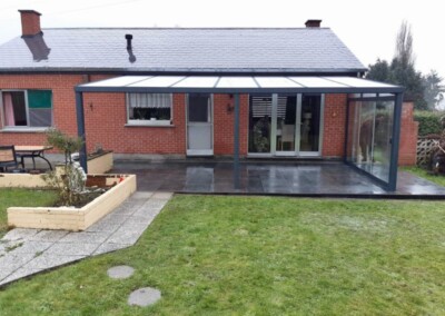 Une pergola sur une terrasse sous la pluie