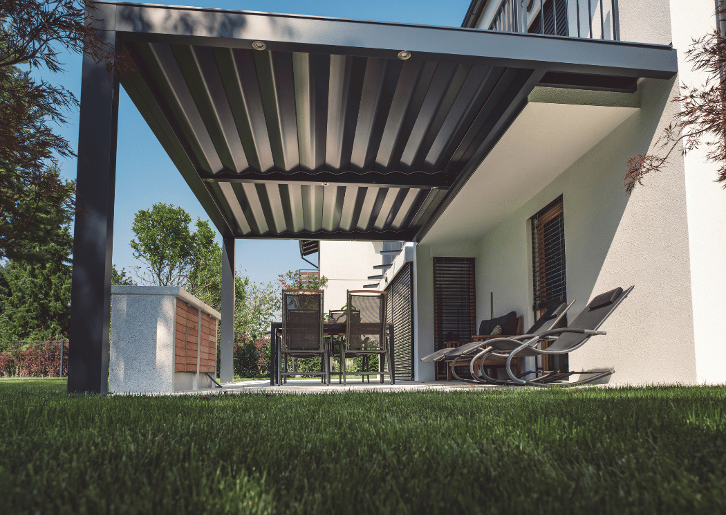 pergola en aluminium adossée à une maison blanche