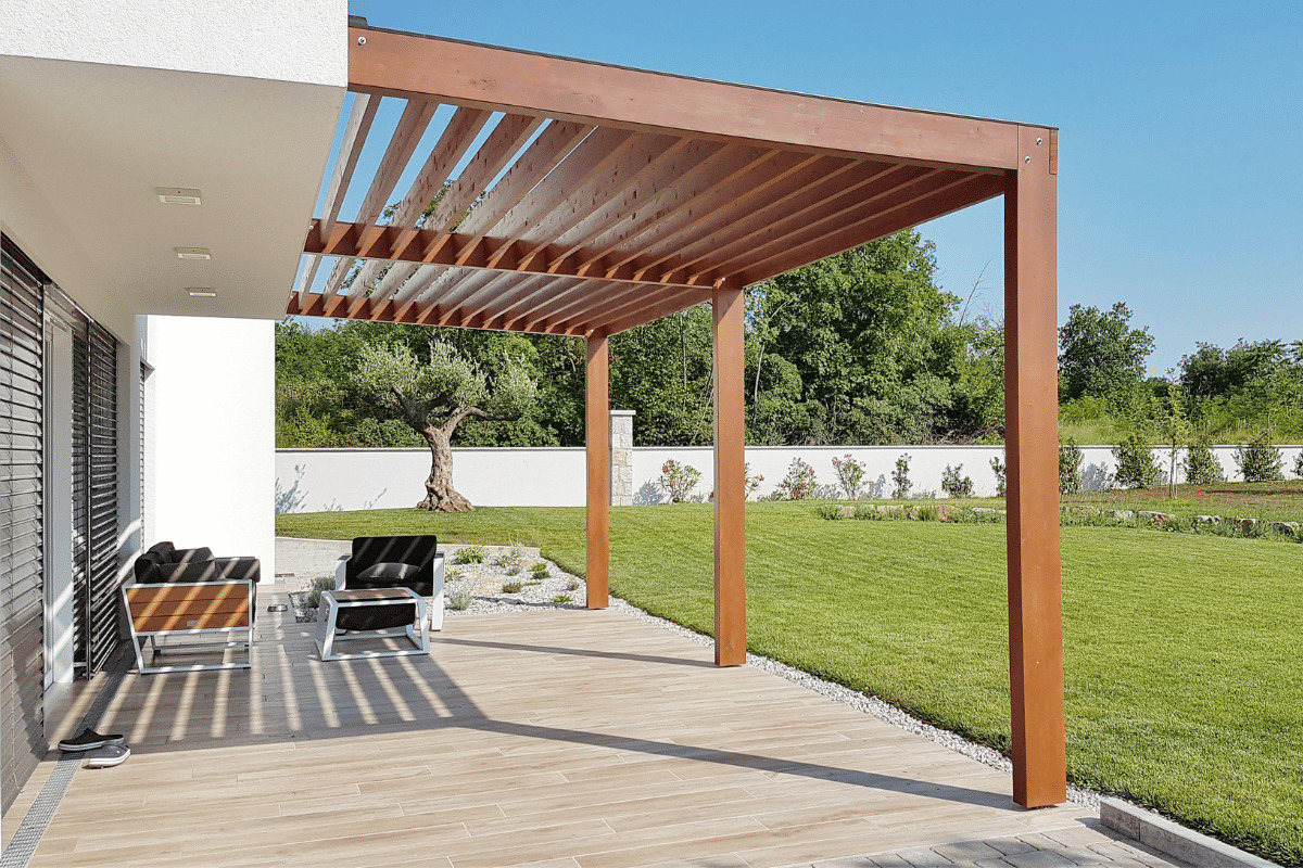 pergola en bois adossée à la maison