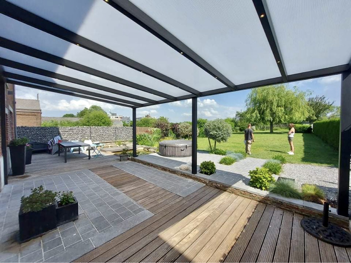 pergola en kit vertu sur une terrasse en belgique