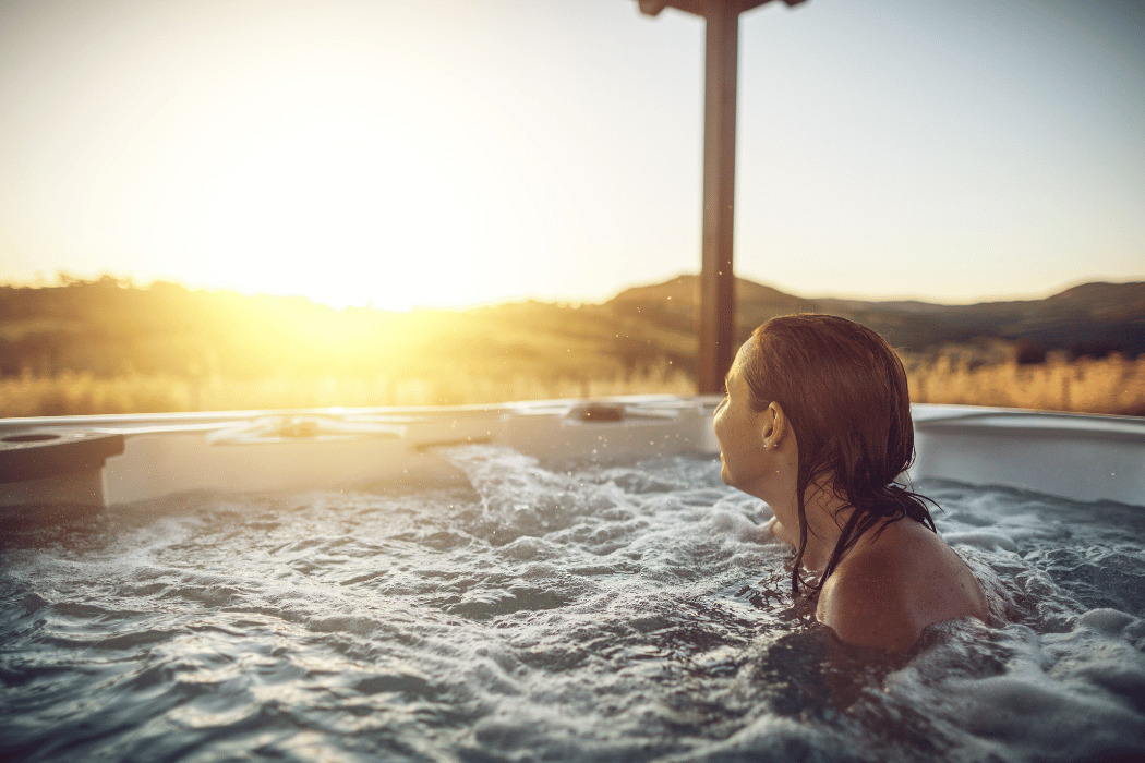 une femme profite d'un bain à bulles en regardant la vue