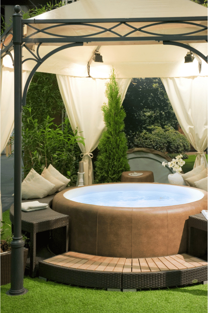 pergola en acier protégeant un jacuzzi rond