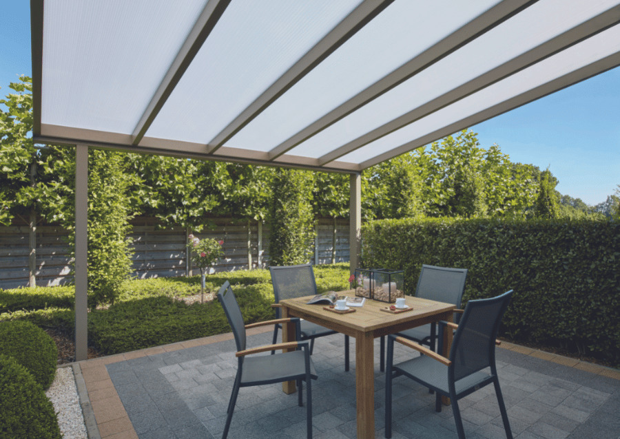 pergola vertu sur une terrasse avec une table a manger