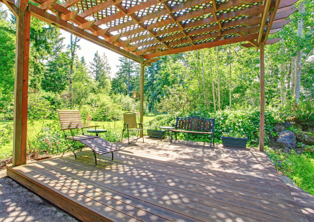 pergola en bois installée dans un jardin